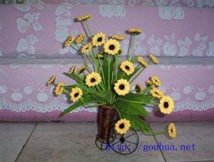 指尖綻放的活力之花 周麗鉤花藝術(shù)公司《活力四射之121》絨線(xiàn)鉤花賞析